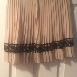 Pleated mini skirt bottom lace black trim